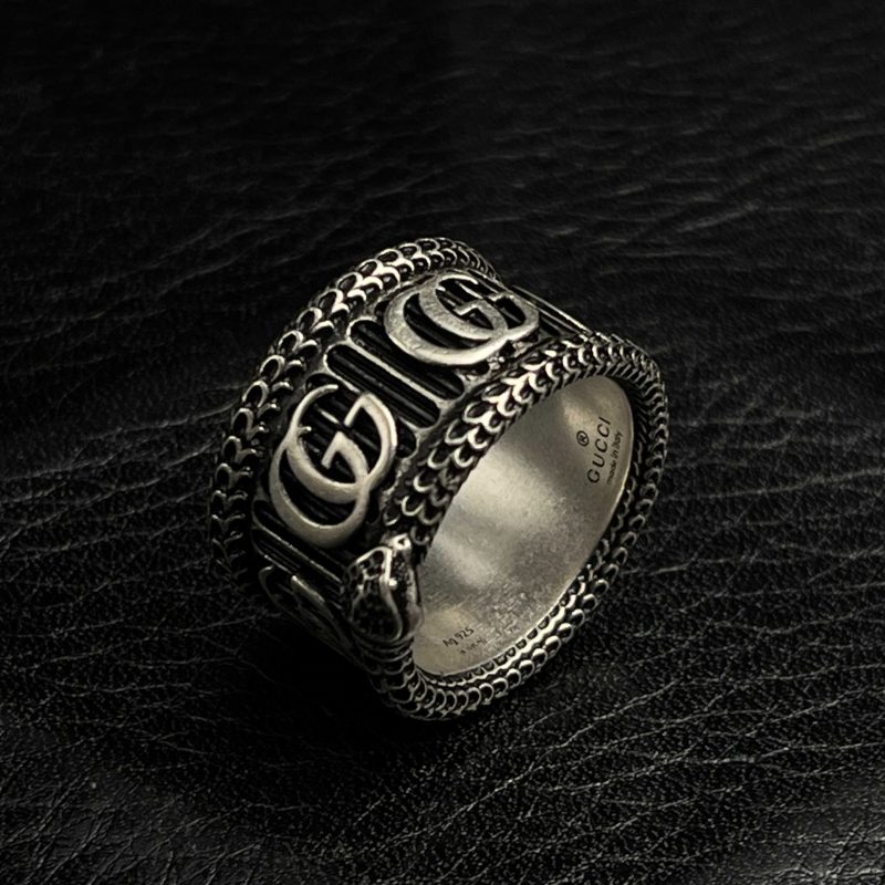 gg-engraved-monogram-serpent-ring