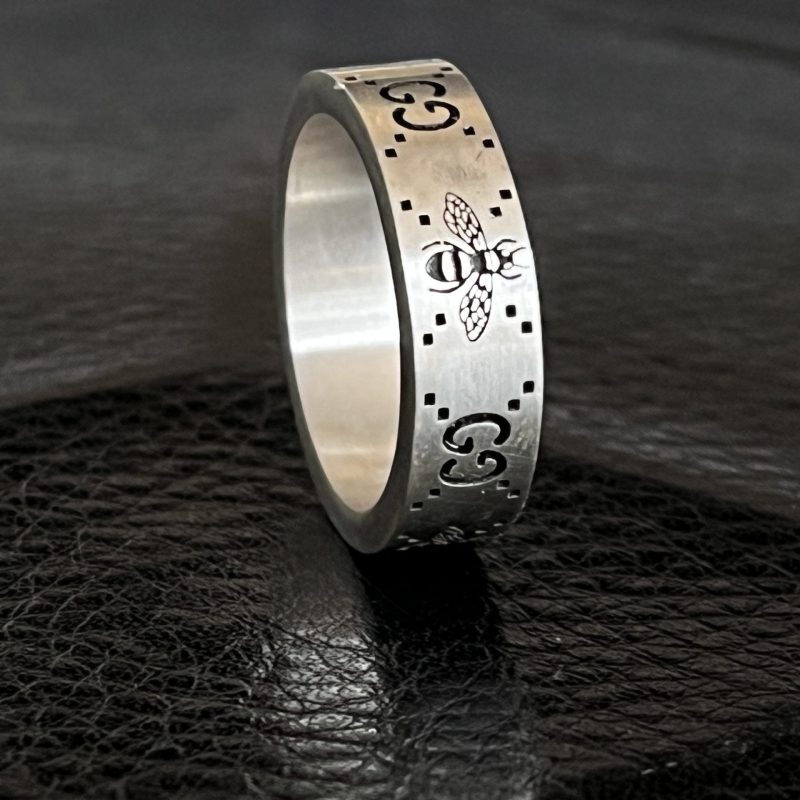 gg-engraved-bee-motif-band-ring
