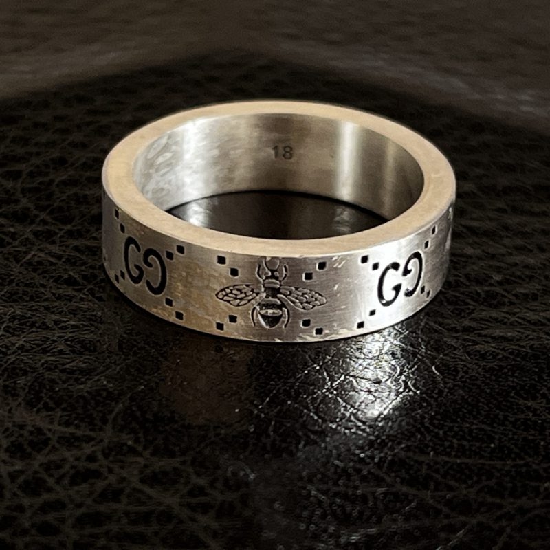gg-engraved-bee-motif-band-ring